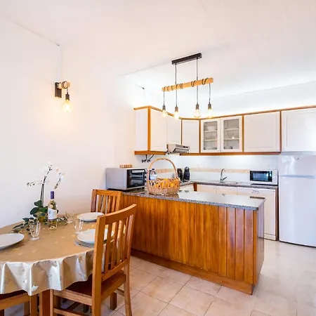 Entire 5min From Oura Apartment *